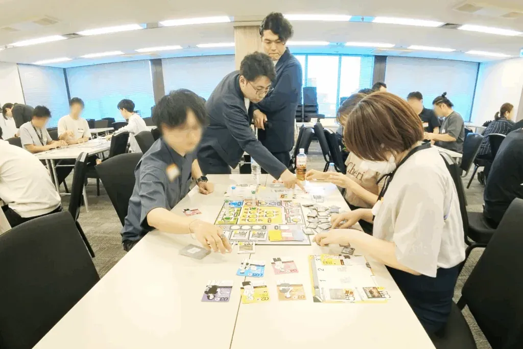 チームで相談しながらゲームを進める参加者