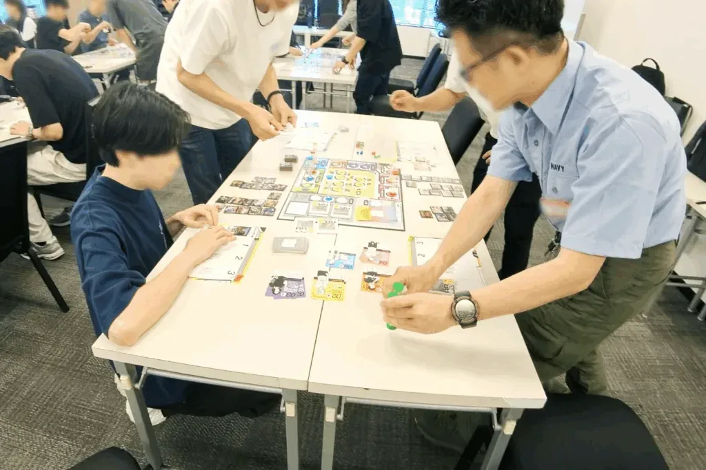 立ち上がって盤面をのぞき込む参加者