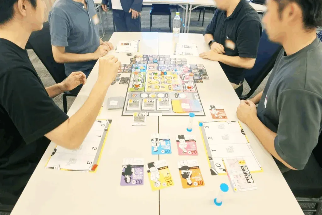 カードを手に役割を確認し合う参加者