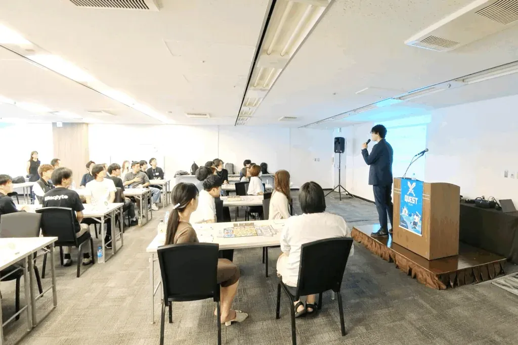 会場の前方で振り返りの講義を聞く参加者