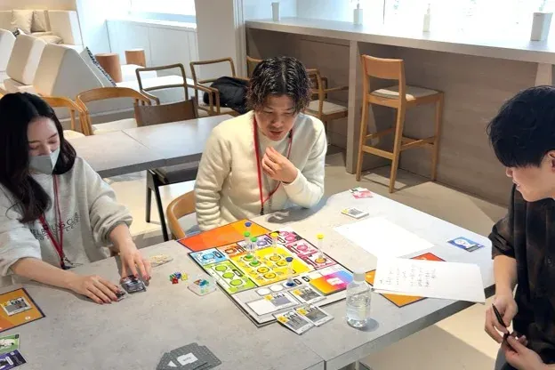 TEAM CLIP の盤面を囲んで相談する内定者