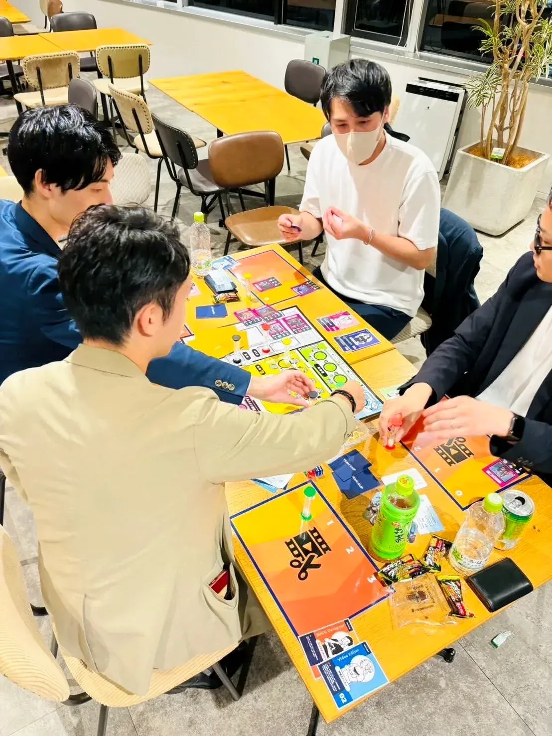 ゲームを進めながら相談する参加者