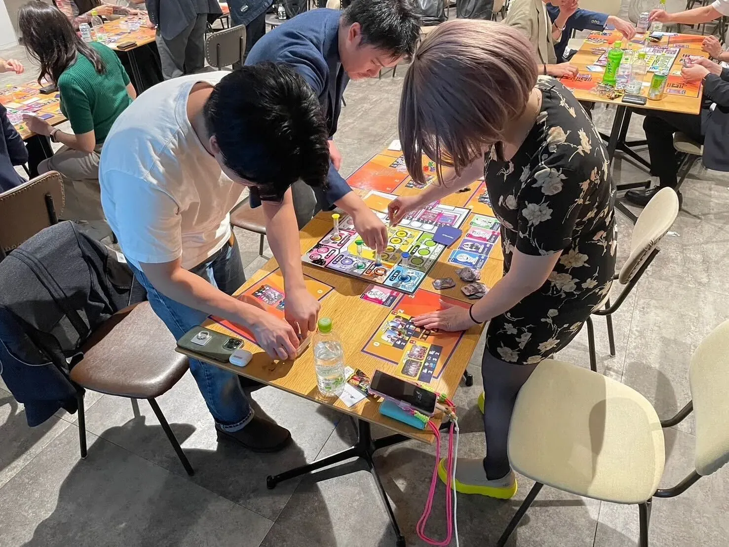 ボードゲームを囲んで話し合う研修の参加者