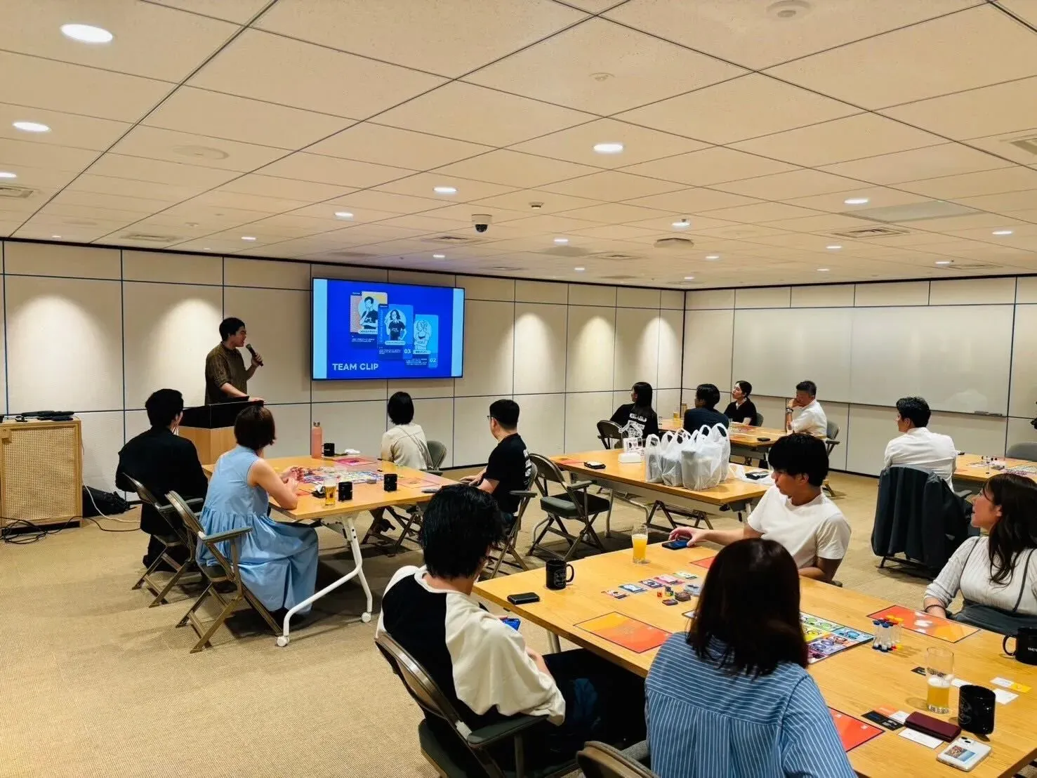会場の前方で説明を聞く参加者
