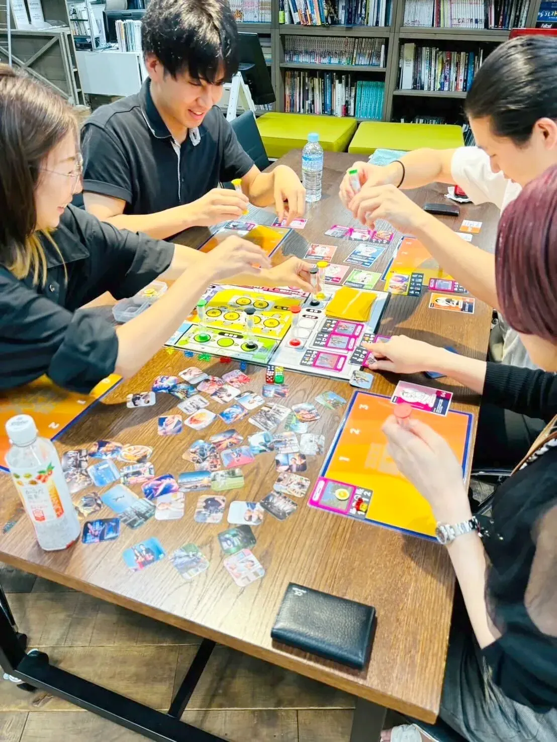 カードを並べて作戦を考える参加者